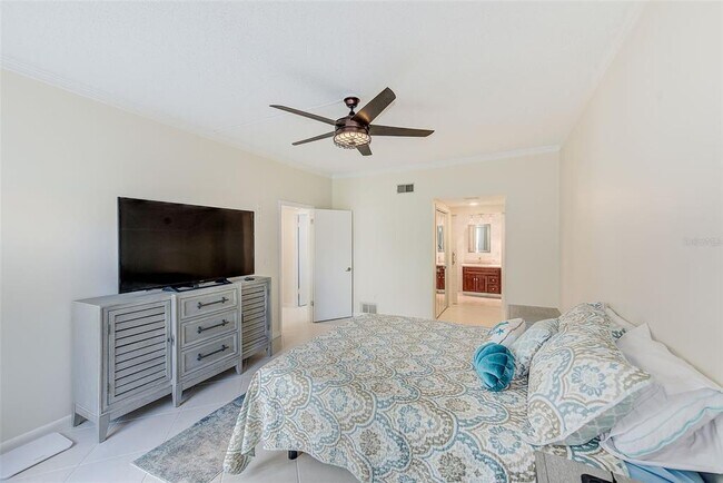 Building Photo - 557 Pinellas Bayway S