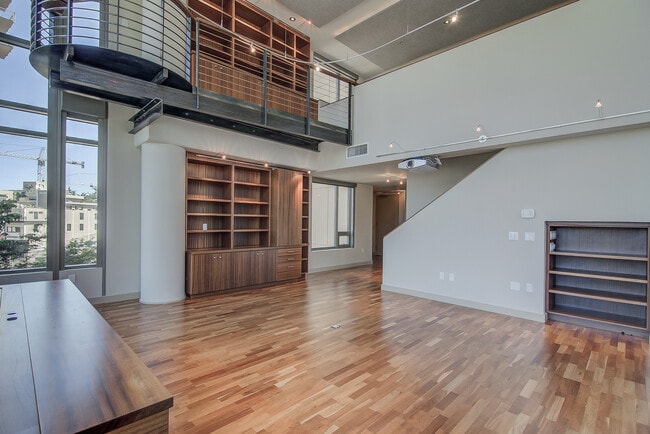 Building Photo - Great 2bd/2ba modern town home located in the center of South Lake Union W/S/G and ( 2) parking s...