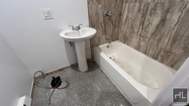 Building Photo - NEWLY RENOVATED BEAUTIFUL 2 BEDROOMS WITH ...