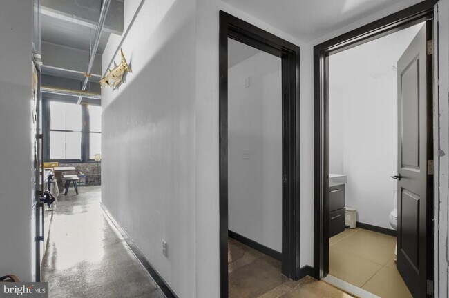 Building Photo - 1701 Tulip St