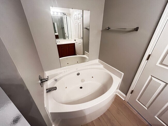 Building Photo - Beautiful 4 Bedroom and 2.5 Bath Home