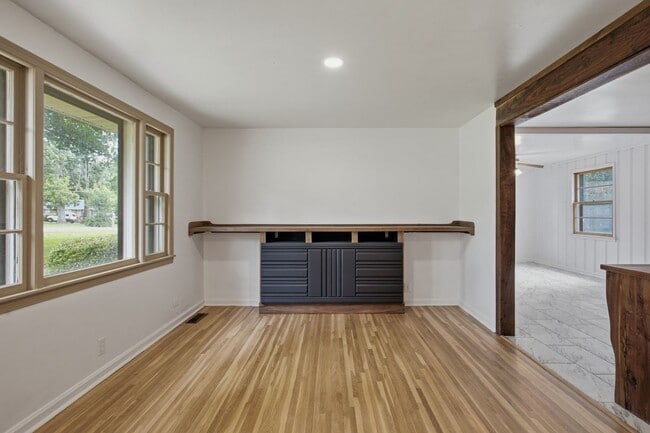 Building Photo - Donelson mid-mod ranch with full unfinished basement workshop, large yard, 3 BR 1 Bath, 20 minute...