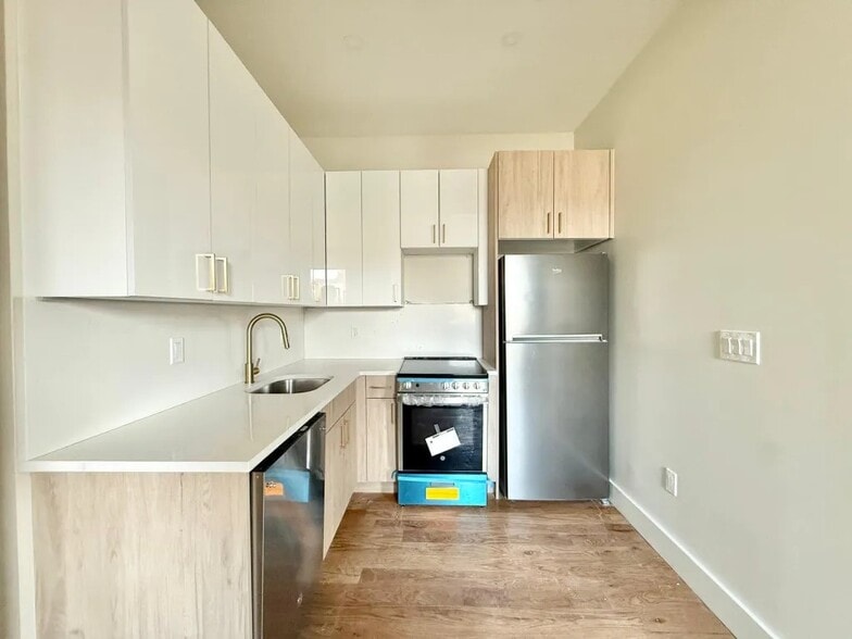 Building Photo - Furnished room/NOT APARTMENT