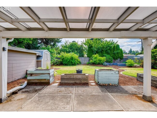 Building Photo - SE 3 Bed | 1 Bath | Expansive Backyard | P...