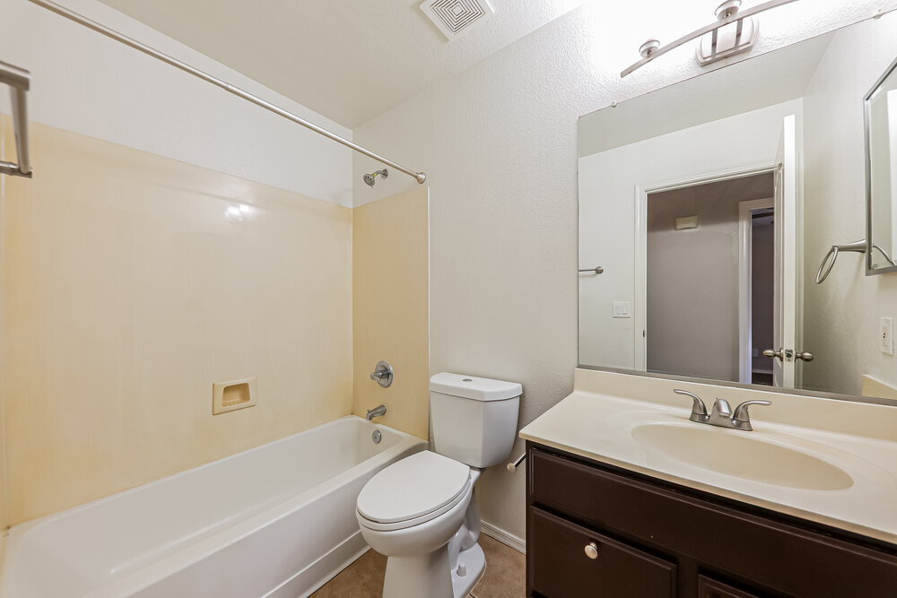 Building Photo - 15415 W Lea Ln