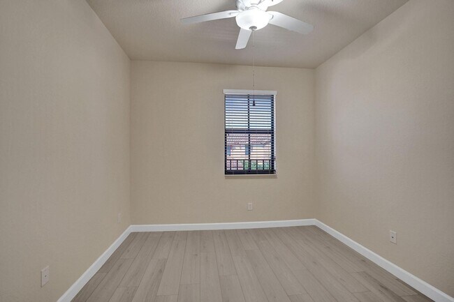 Building Photo - Gorgeous Townhome in Parkland