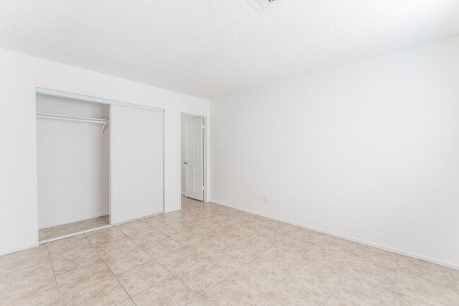 Building Photo - Downstairs unit B. One of a Kind Apartment with 2 bedrooms and 2 bathrooms with Laundry Room, Vie...