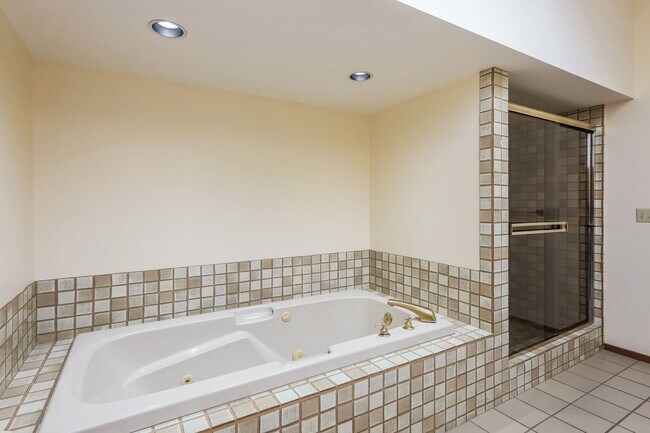 Building Photo - Amazing 4 Bedrooms 2 full bathrooms and 2 ...