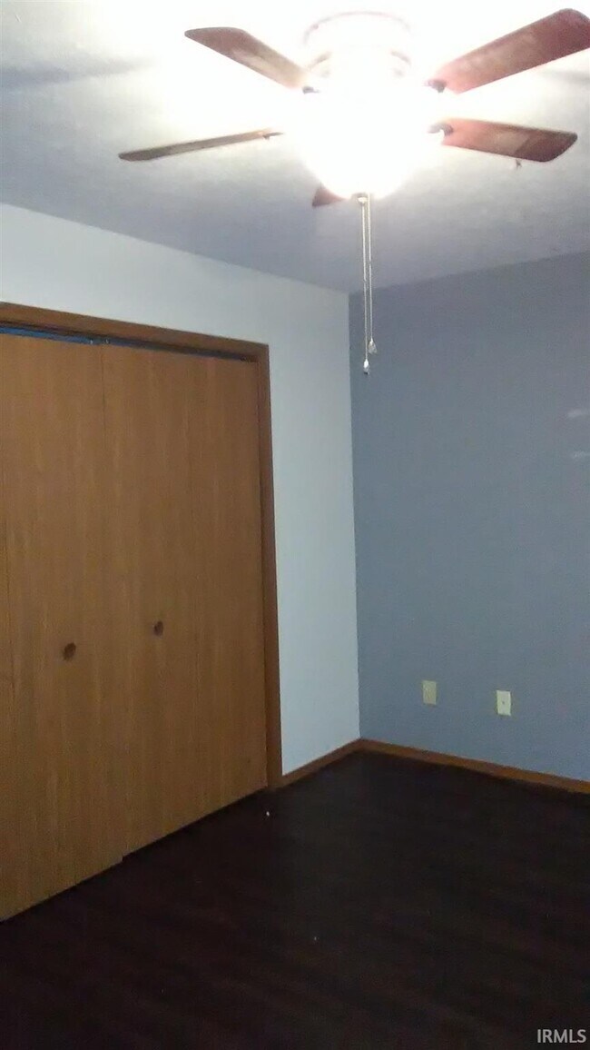 Building Photo - 402 S Village Ct