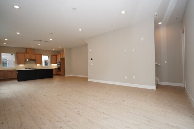 Building Photo - New Construction End Unit Luxury Townhome in Central Sunnyvale Location!