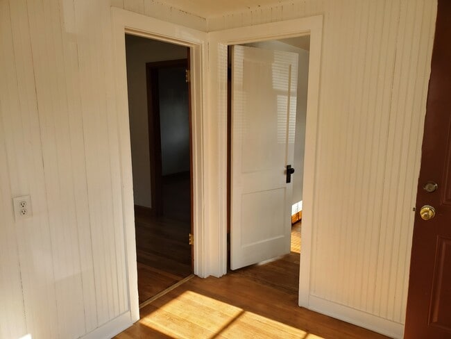 Building Photo - 900 E Myrtle St