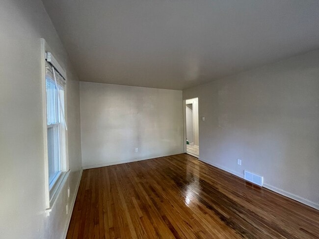 Building Photo - Warm & Spacious 4-Bedroom Single Family Ho...