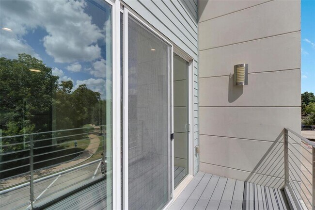 Building Photo - 604 N Bluff Dr