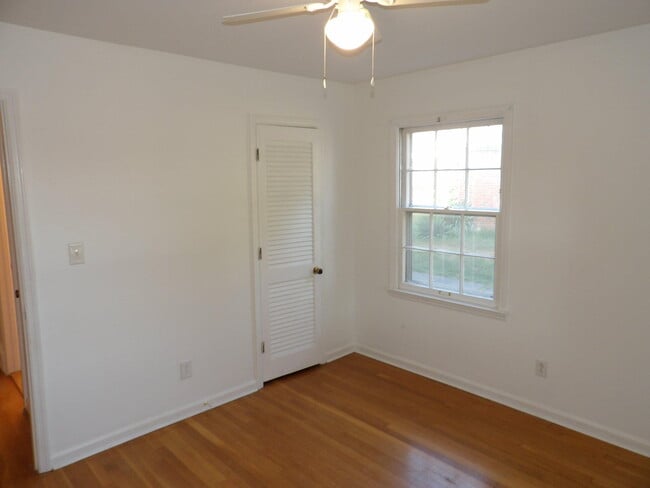 Building Photo - 837 Malabu Dr