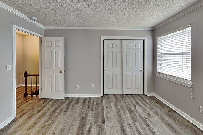 Building Photo - 2468 Hampstead Dr