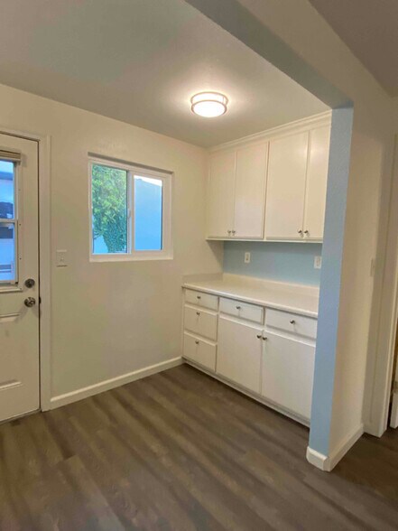 Building Photo - 530 2nd Pl