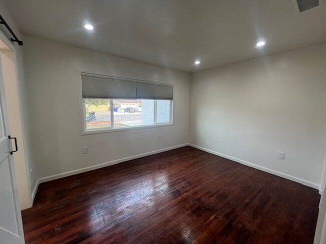 Building Photo - Beautifully renovated 3 bed 2 bath house