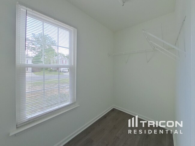 Building Photo - 827 Oakshire Cir