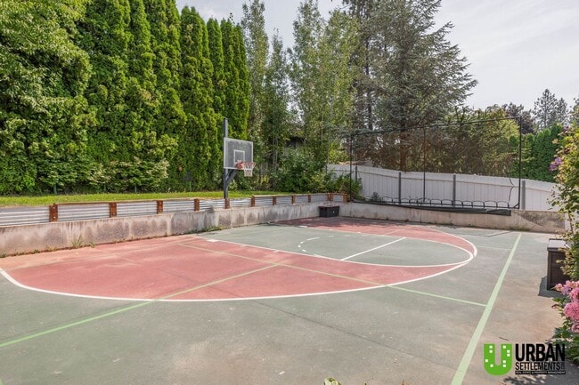 Building Photo - Spacious 4 bedroom and 3 bathroom house fo...