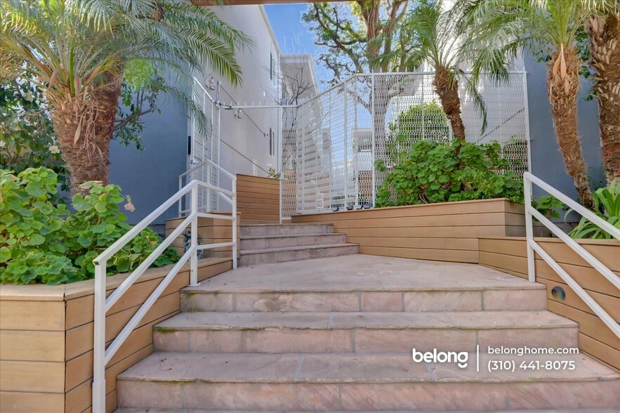 Building Photo - 2223 S Bentley Ave