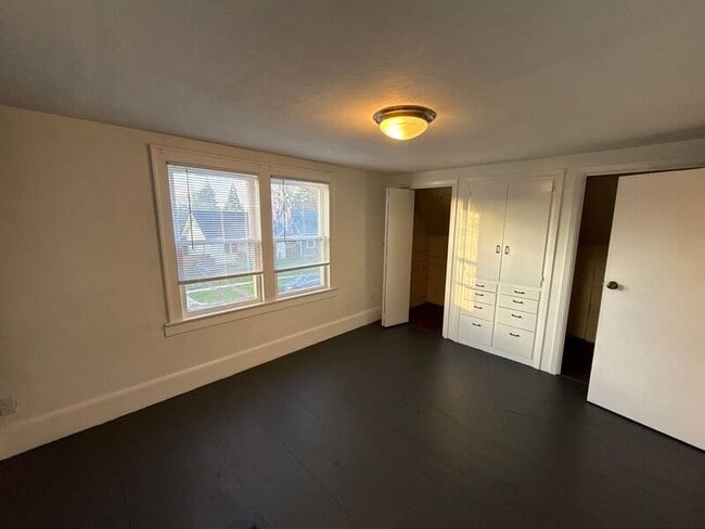 Building Photo - 1615 D St NE