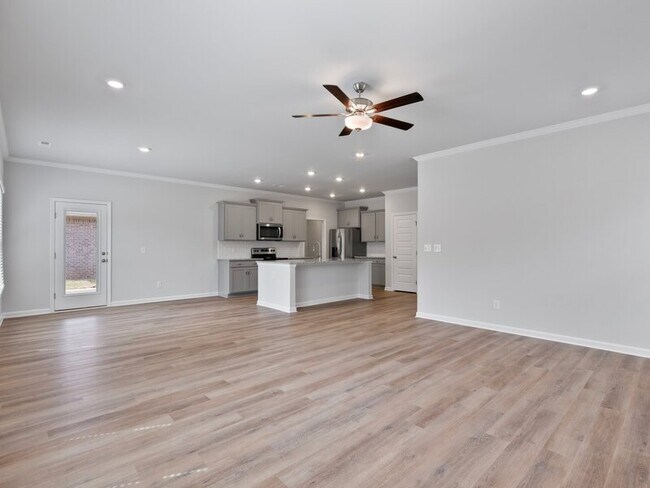 Building Photo - 210 Saddle St