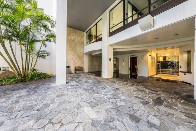 Building Photo - 2BED 2 BATH ALL UTILITIES INCLUDED DOWNTOW...