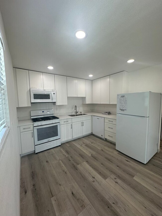 Building Photo - 202-204 Calla Avenue