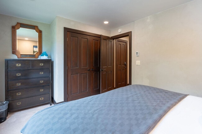 Building Photo - 1024 E Hopkins Ave