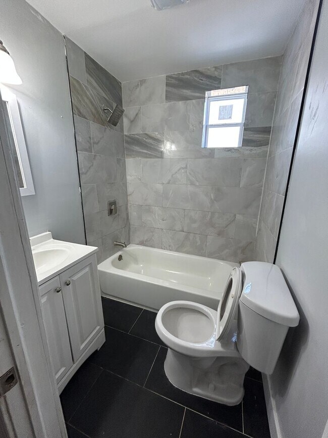 Building Photo - 1325 S 21st St