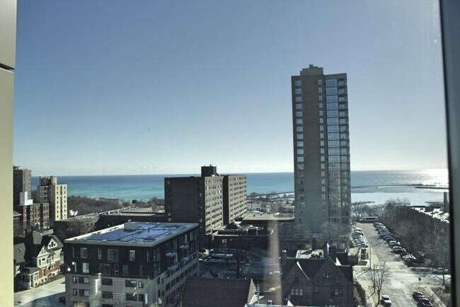 Building Photo - 1550 E Royall Pl