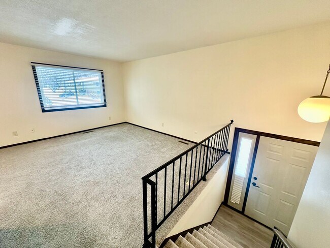 Building Photo - Elegant Townhome Living in a Prime Eagan Location!!