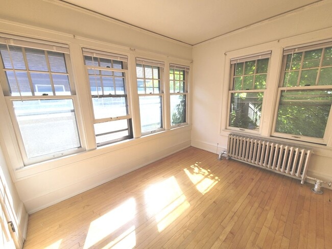 Building Photo - 2541 N Lake Dr