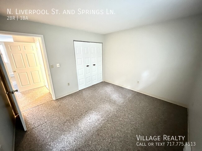 Building Photo - No steps! Affordable 2-Bed Convenient to I...