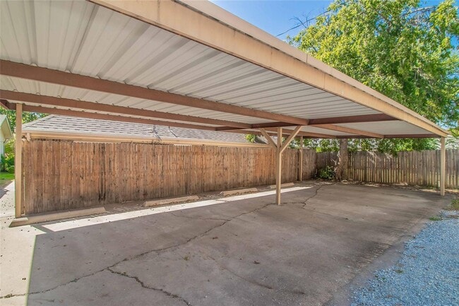 Building Photo - Amazing 2 Bed, 1.5 Bath- Half of Duplex Av...