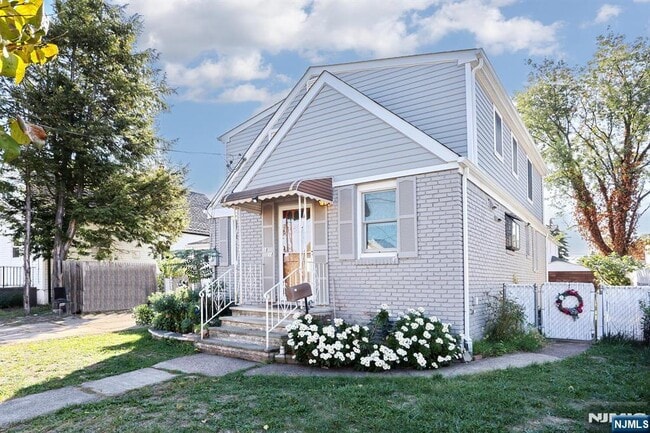 Building Photo - 18-18 Ellis Ave