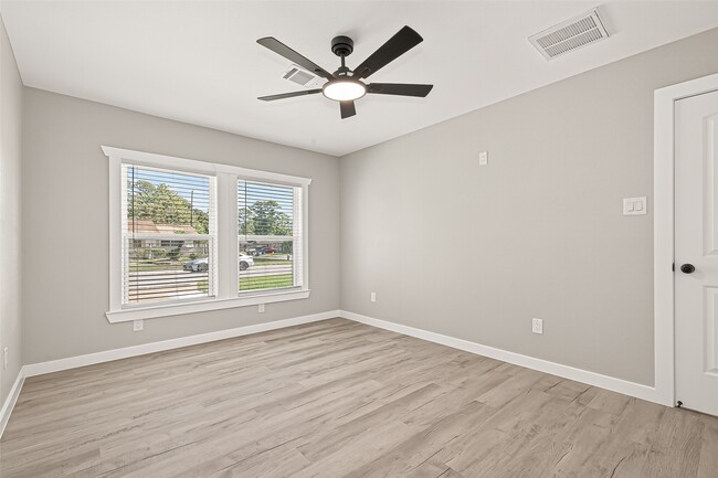 Building Photo - 10531 Royal Oaks Dr