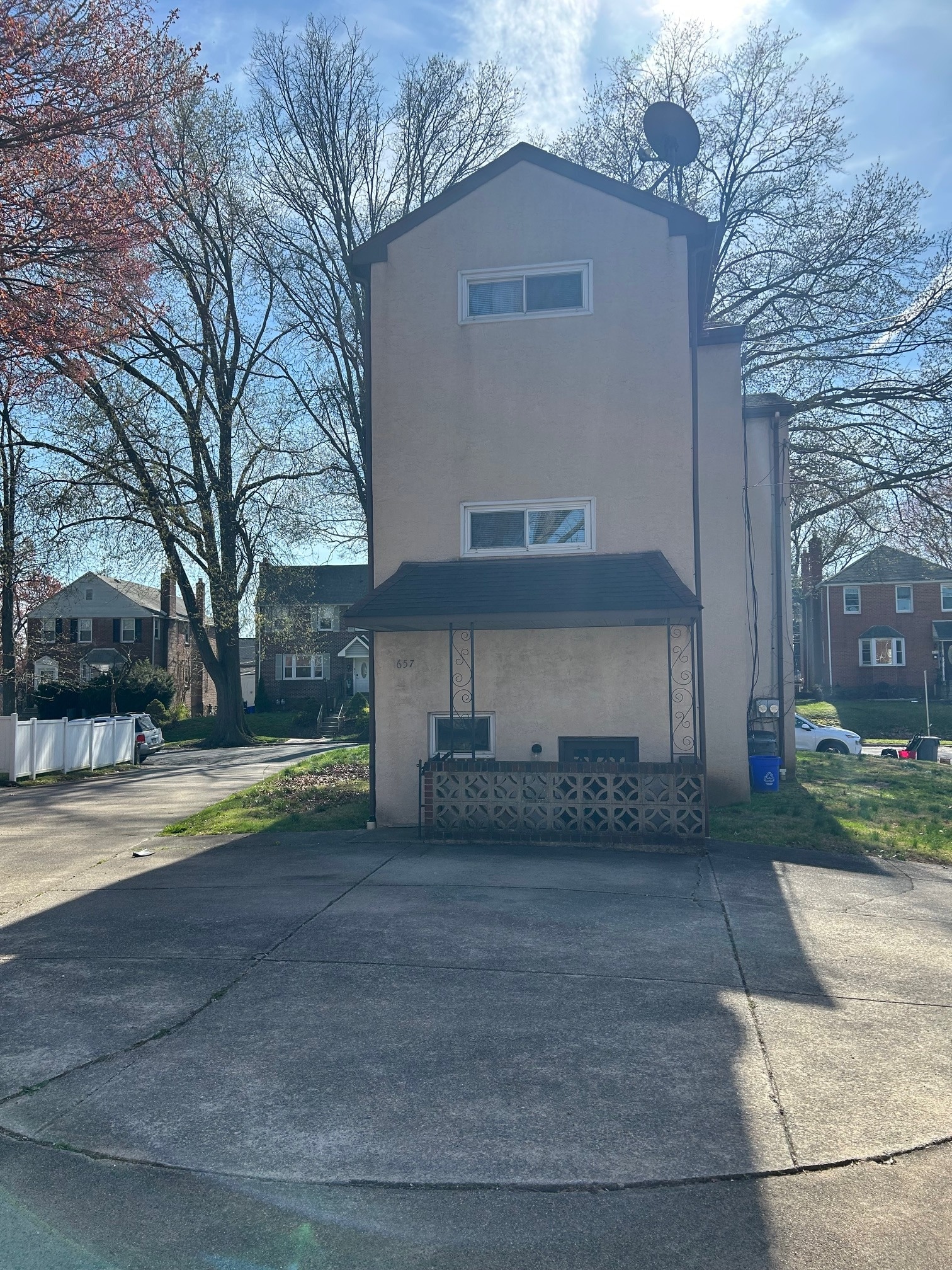 Building Photo - 657 Childs Ave