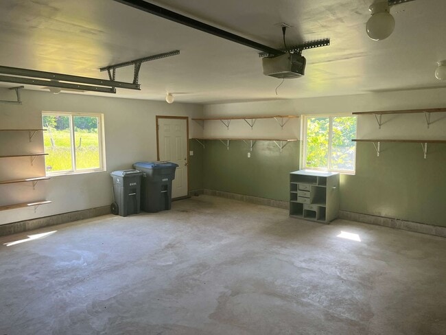 Building Photo - 470 E Rasor Rd