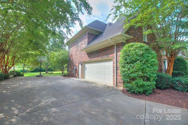 Building Photo - 1222 Weddington Hills Dr