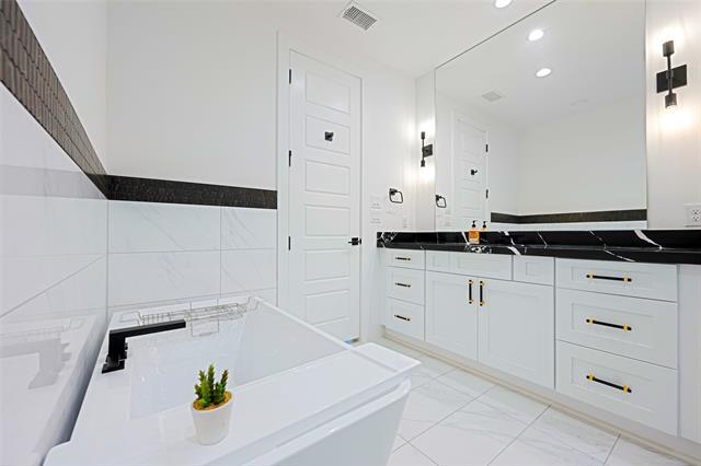 Building Photo - 3111 Hedgerow Dr