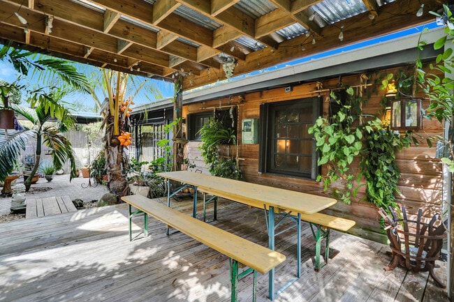 Building Photo - 1613 SW 5th Ct