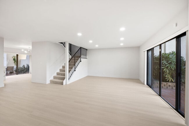 Building Photo - 3012 Willow Ln