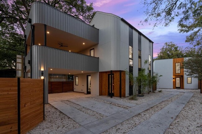 Building Photo - 2704 Canterbury St