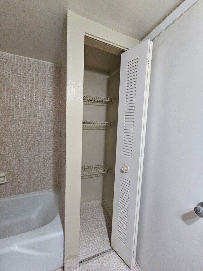 Building Photo - Large  1BR/1.5BA. No minimum Credit Score required!