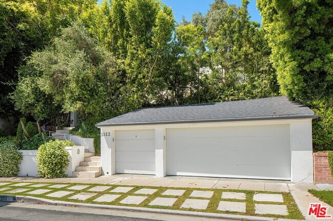 Building Photo - 1323 Club View Dr