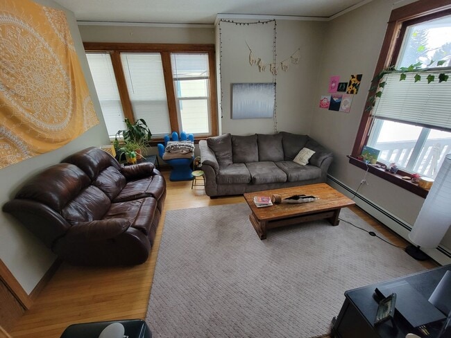 Building Photo - AVAILABLE JUNE - 6 BED 1.5 BATH Close to Campus!