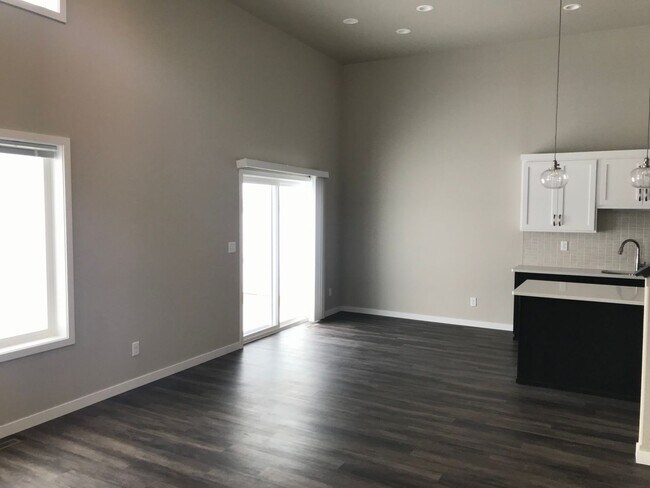 Building Photo - 3 Bed 3 Bath Twin Home