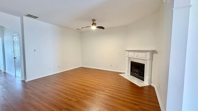 Building Photo - Town Home - 3 Beds - 3 Baths