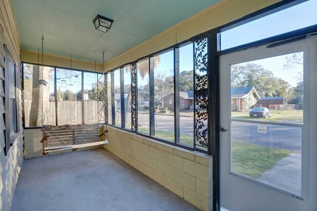 Building Photo - Cute Bungalow - great yard - Two Bedroom